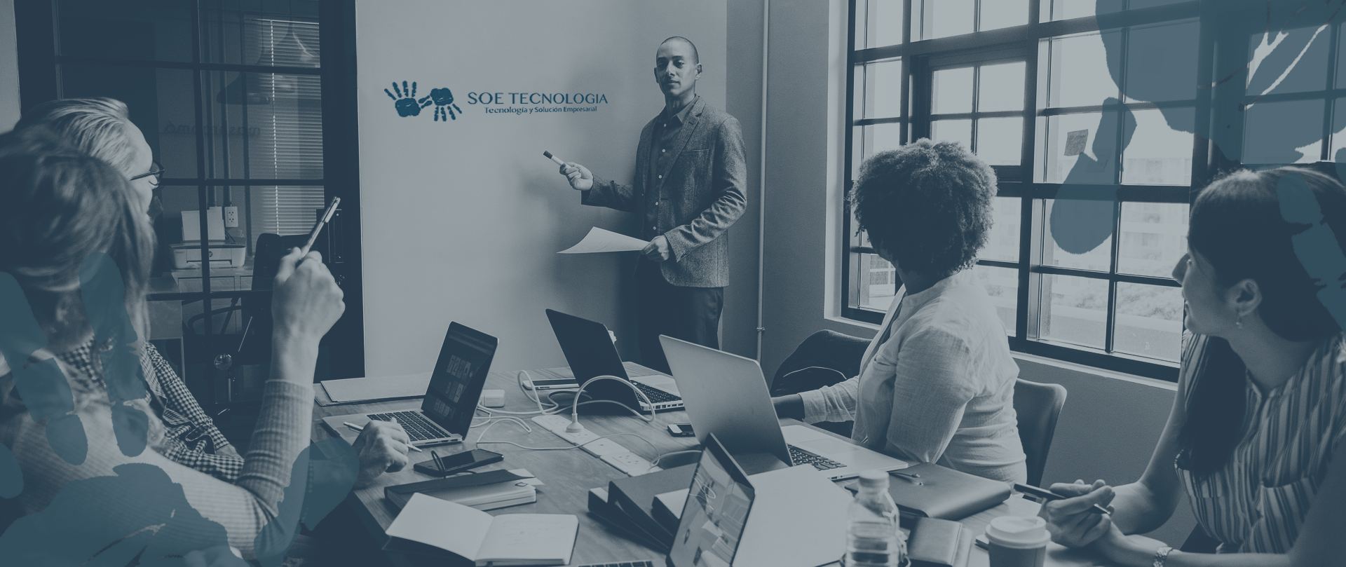 Equipo de SOE Tecnología en una sesión de análisis con clientes